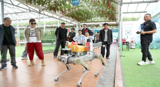 潍坊寿光：智慧农业“机器狗”上岗